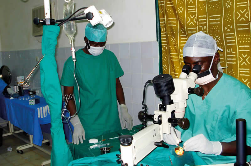 L’opération de la cataracte est l’intervention dont chirurgien et patient attendent la réussite avec le plus d’assurance. CÔTE D’IVOIRE. © Ferdinand Ama